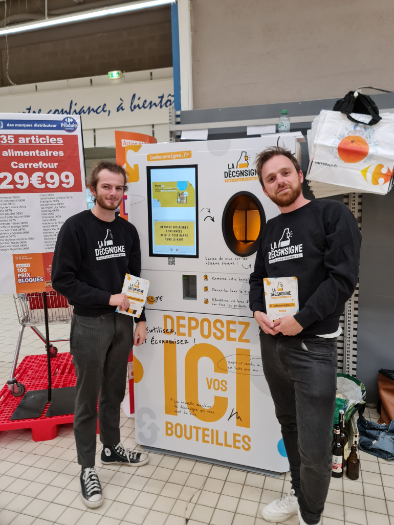 Benjamin Russel, à droite, est venu présenter sa start-up «La Déconsigne», lors d’un afterwork à la Station de Saint-Omer, sur l’économie circulaire. © La Déconsigne