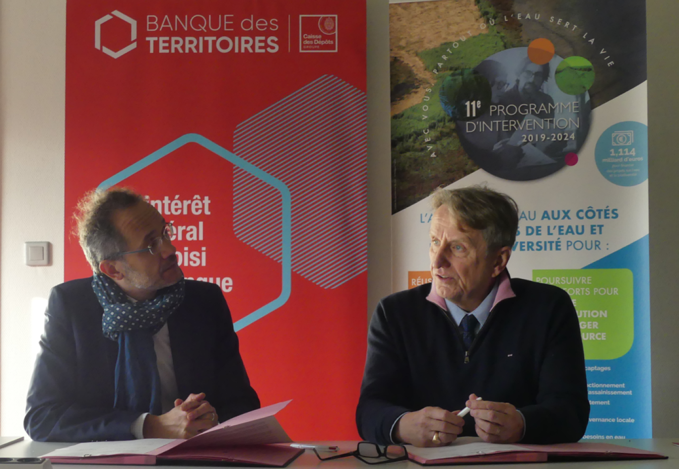 Thierry Vatin, directeur général de l’Agence de l’Eau Artois-Picardie, et Olivier Camau, directeur régional Hauts-de-France de la Banque des Territoires, ont signé la reconduction d’une convention de partenariat