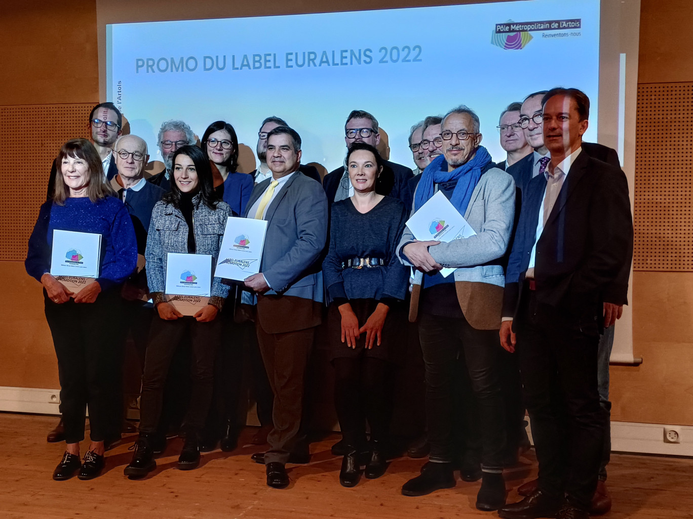 A droite Sylvain Robert, maire de Lens et président de la Communauté d'agglomération de Lens-Liévin, aux côtés des lauréats des Label Euralens 2022.