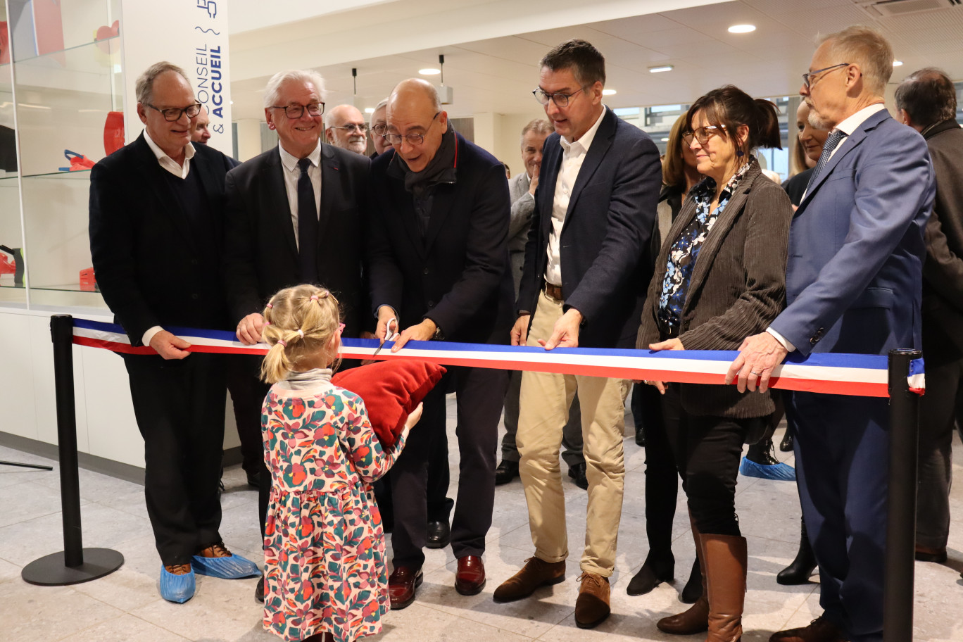Les élus locaux étaient présents pour inaugurer le nouveau centre aquatique de Carvin, Aquaspot. Un investissement de 16,8 millions d’euros cofinancé par 6 partenaires. © Aletheia Press/E.Chombart