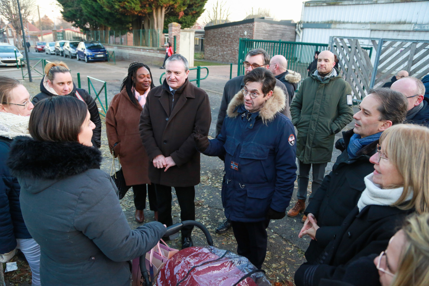 Les habitants du territoire ont profité de la visite du Préfet des Hauts-de-France pour échanger avec Georges-François Leclerc, au centre, et Sylvain Robert, à sa droite, sur les travaux en cours et à venir © CALL