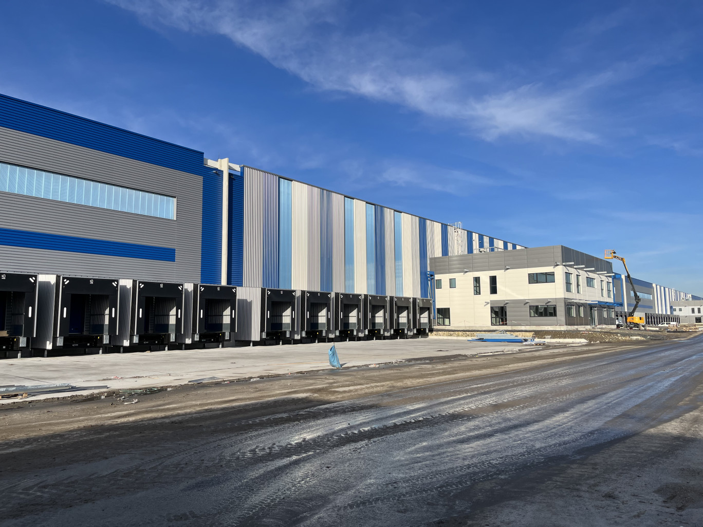 Ce nouvel entrepôt logistique est installé sur la zone des Pierres Blanches, sur l'ancien site d'Usinor à Denain.