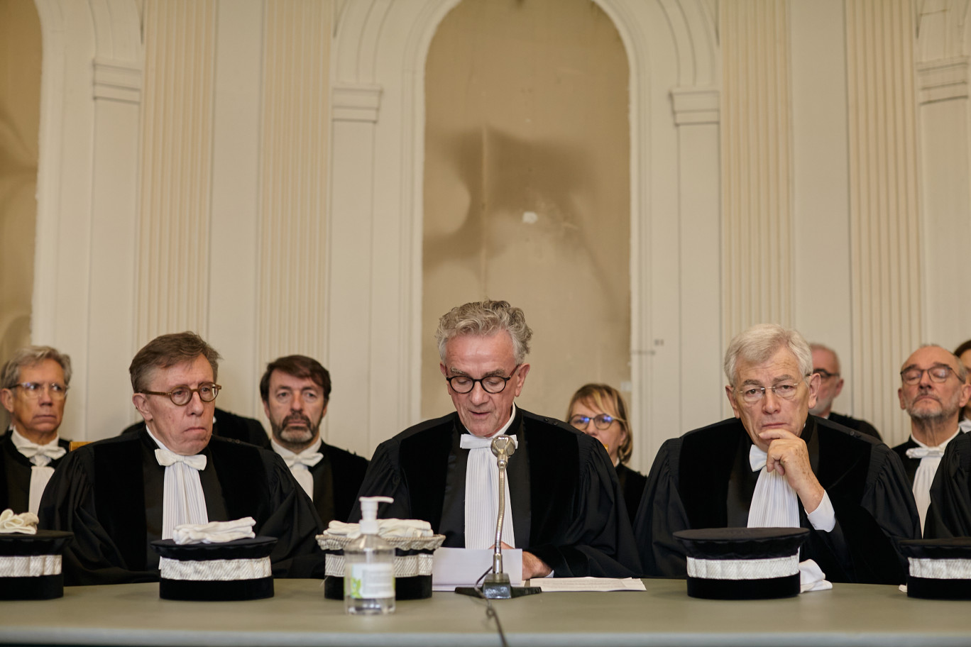 Au centre, le président du Tribunal de Commerce de Valenciennes Raymond Duyck. © Lena Heleta