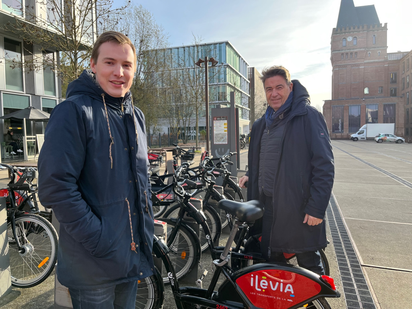 Geoffrey Pruvost et Laurent Decool devant la station V'Lille d'EuraTechnologies, à deux pas de leurs bureaux.