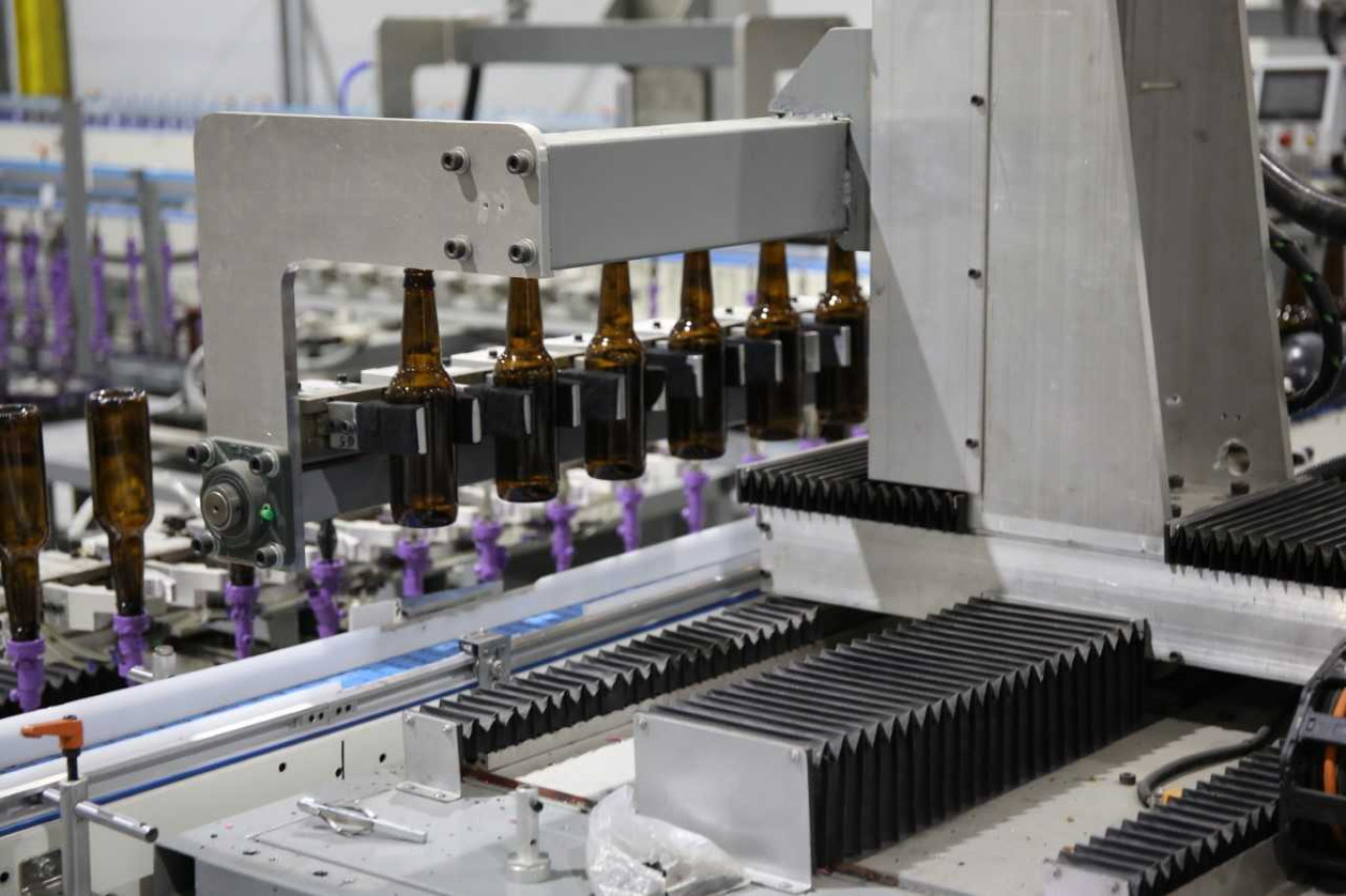 4 800 bouteilles sont traitées par heure sur les chaînes de production de CEM Bio à Arques. ©Aletheia Press/M.Railane