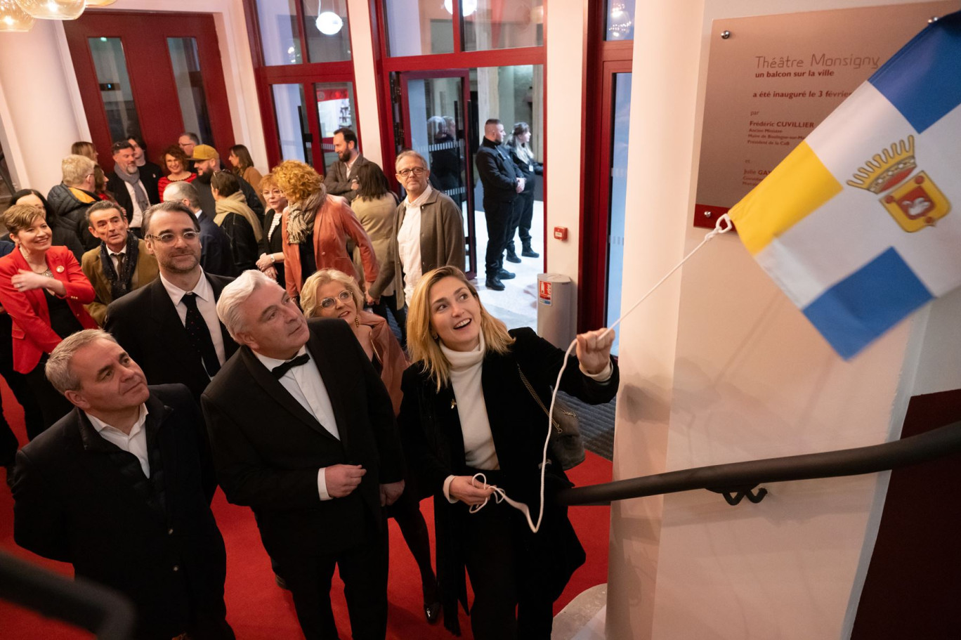 La comédienne Julie Gayet dévoile la plaque commémorative sous les yeux de Frédéric Cuvillier, maire de Boulogne-sur-Mer, et Xavier Bertrand, président de région. © Guillaume Euchin-Service communication ville de Boulogne-sur-Mer