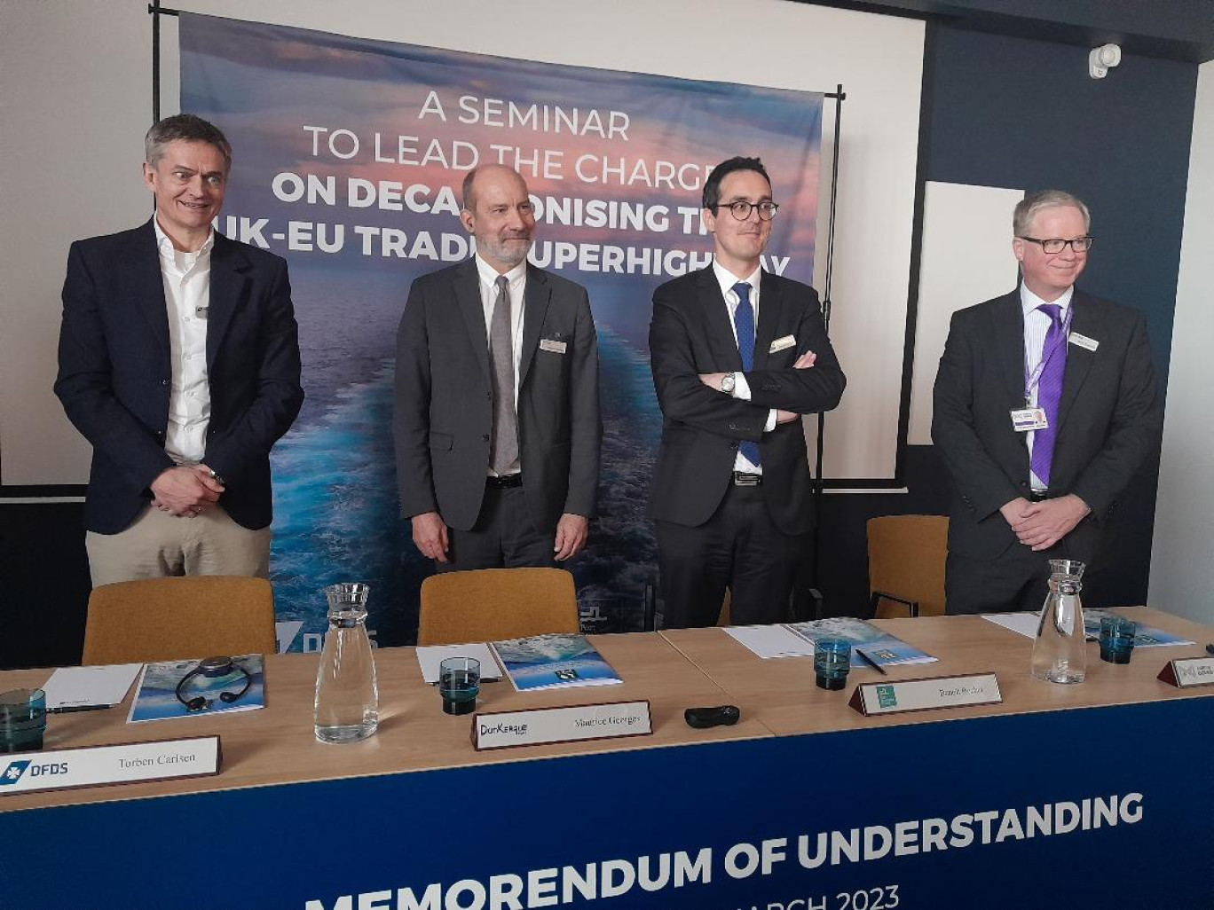 Torben Carlsten, PDG de la compagnie maritime danoise, DFDS (à gauche) et les représentants des ports de Douvres et de la Côte d'Opale lors de la signature de la Charte à Dunkerque.