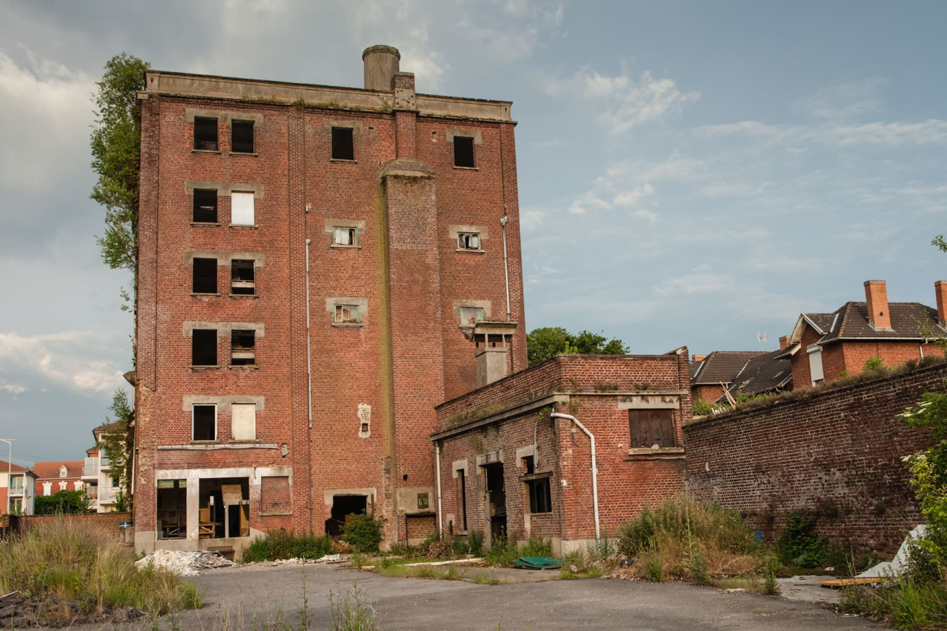 Les nombreux terrains et friches délaissés, ainsi que les délais excessifs permettant de faire «sortir de terre» des projets d’aménagement amènent les communes à trouver des solutions innovantes pour redynamiser de façon temporaire ces espaces vacants. © PhilippeGraillePhoto