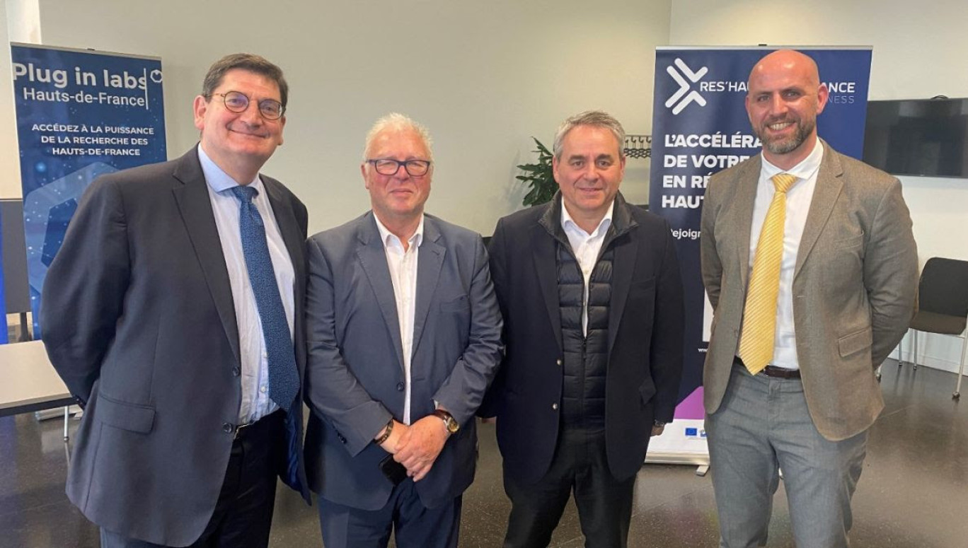 De gauche à droite : Bruno Desprez, Alain Storck, ancien président de l'HDFID, Xavier Bertrand, président du conseil régional des Hauts-de-France et Antoine Macret, directeur de Hauts-de-France Innovation Développement. 