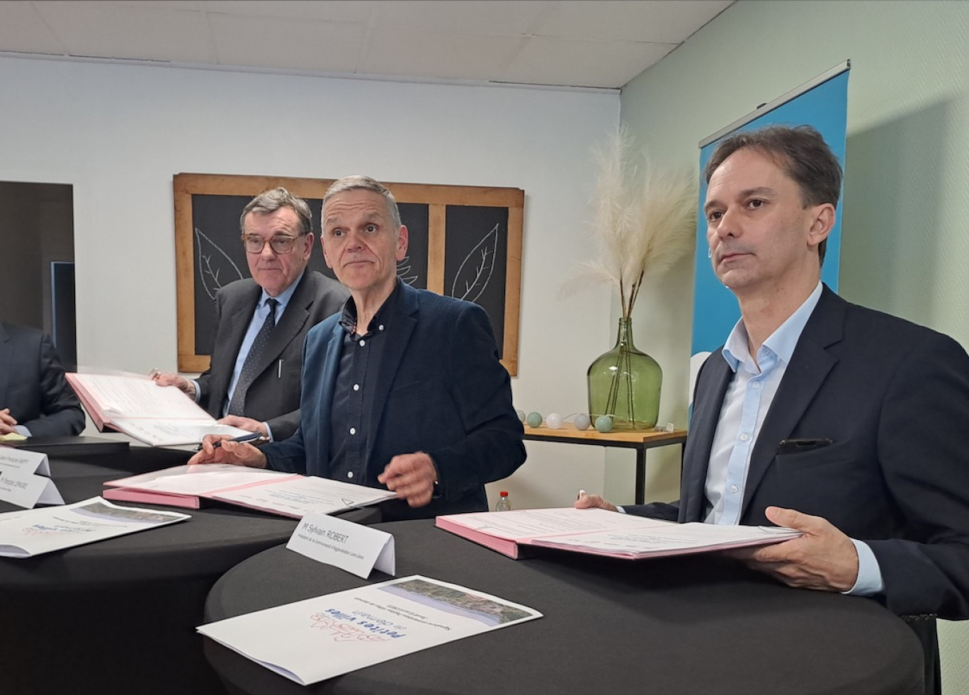 Jean-François Raffy, sous-préfet de l’arrondissement de Lens, François Lemaire, maire de Bully-les-Mines et Sylvain Robert, président de la Communauté d’agglomération Lens-Liévin. © Aletheia Press/L.Saleur