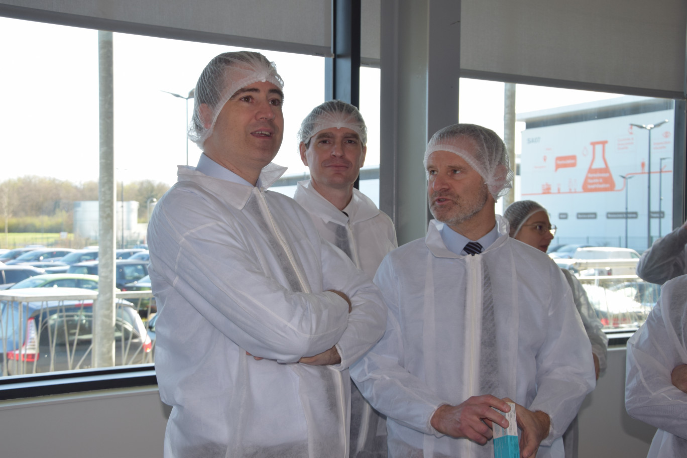 De gauche à droite : Olivier Becht, ministre délégué chargé du Commerce extérieur ; Mathias Povse, directeur de l’Action Régionale EDF Hauts-de-France ; et Eric Moreau, directeur du site GSK de Saint-Amand-les-Eaux.