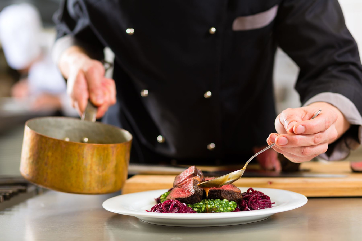 «C'est un projet collectif où chacun peut et doit contribuer à rendre ses lettres de noblesse à notre gastronomie régionale» témoigne Alexandre Gauthier, chef de la Grenouillère à La Madelaine-sous-Montreuil. © Kzenon