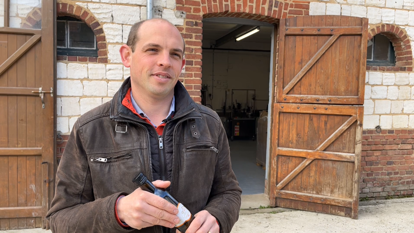 L'artisan huiler Thomas Defive a fondé l'Huilerie d'Artois en 2022 à Berles-Monchel près d'Arras. © Marie Boullenger