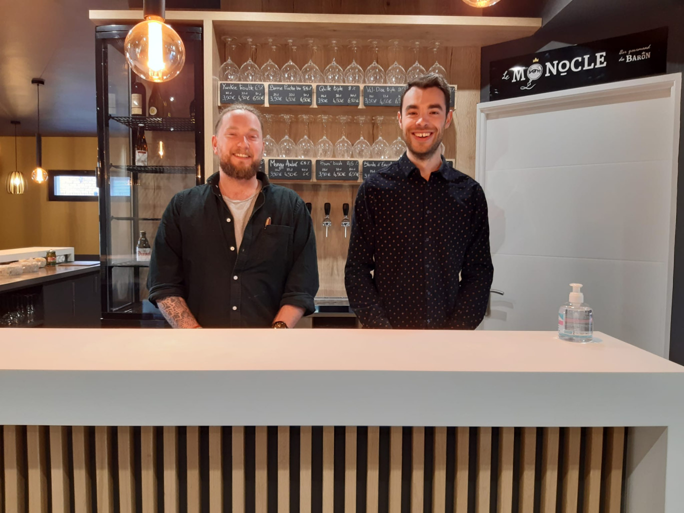  Thomas Vanden Casteele et son ami d'enfance Nathan Vanacker sont aux commandes du bar. 