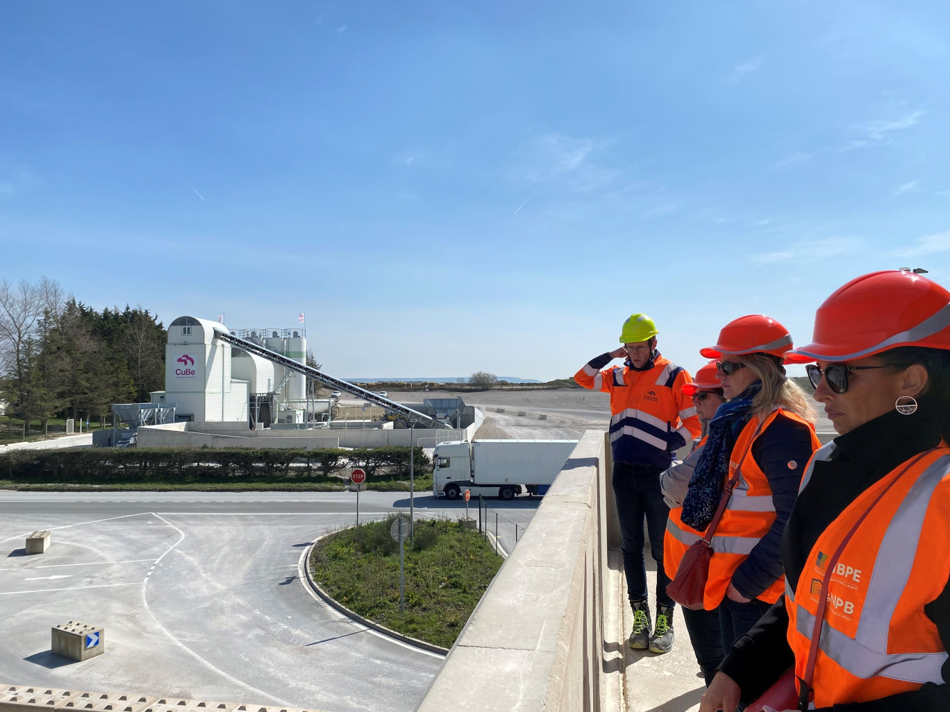 Leulinghen-Bernes : visite d'une usine de production de béton prêt à l'emploi