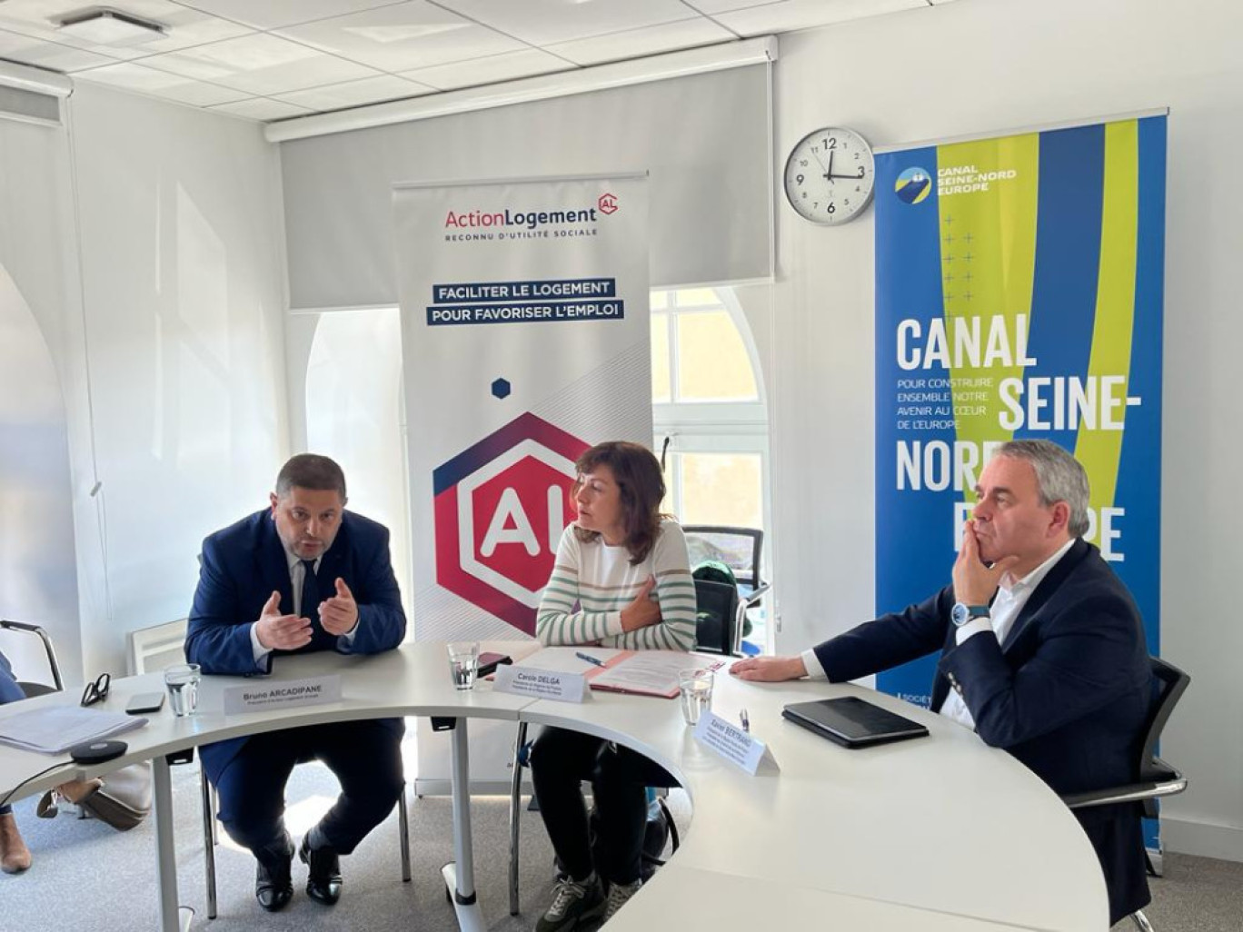 De gauche à droite : Bruno Arcadipane, président d’Action Logement Groupe, Carole Delga, présidente de Régions de France et  Xavier Bertrand, président de la région Hauts-de-France.