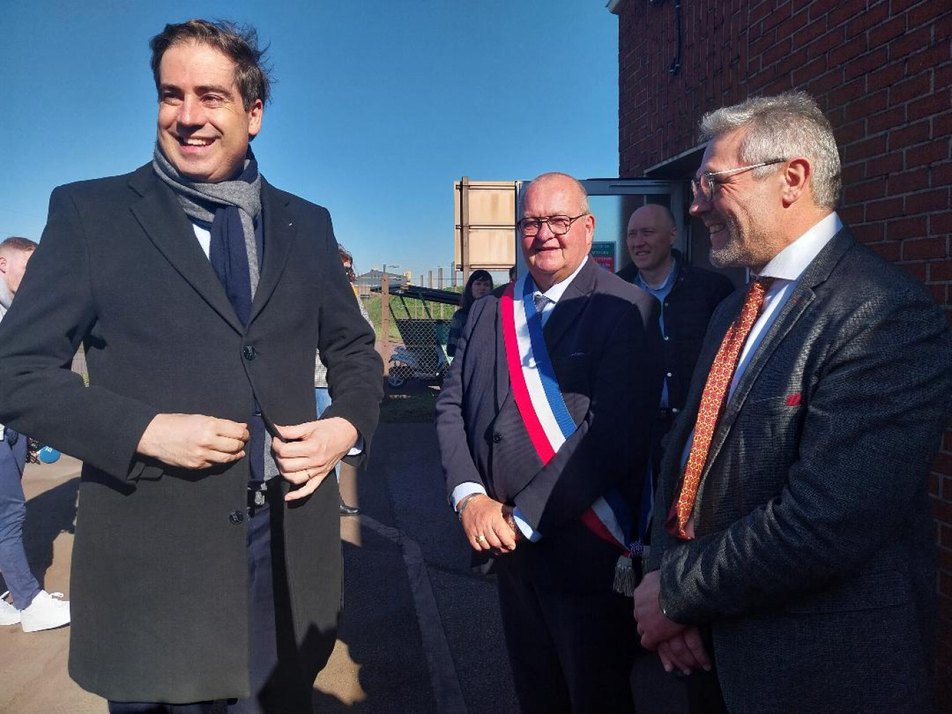 Le ministre délégué chargé du Commerce extérieur, Olivier Becht, a été accueilli sur le site Befesa Valera de Gravelines par son directeur, Denis Chevé (à droite) et Alain Merlen, premier adjoint au maire de Gravelines.