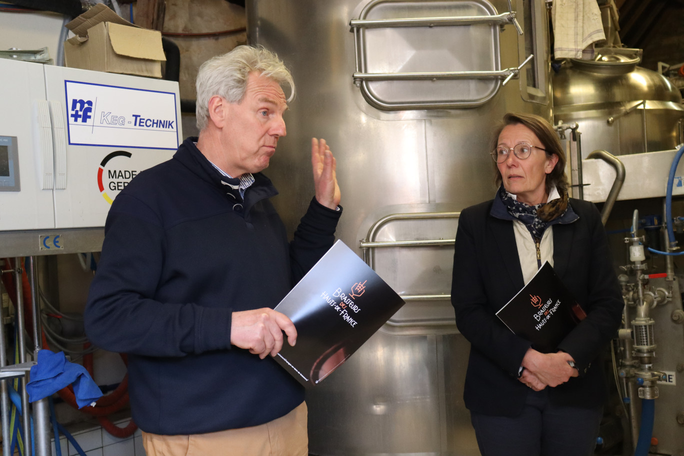 Patricia Poupart, vice-présidente Hauts-de-France tourisme et conseillère régionale, et Christophe Noyon, gérant de la Brasserie des 2 Caps. © Aletheia Press/E.Chombart