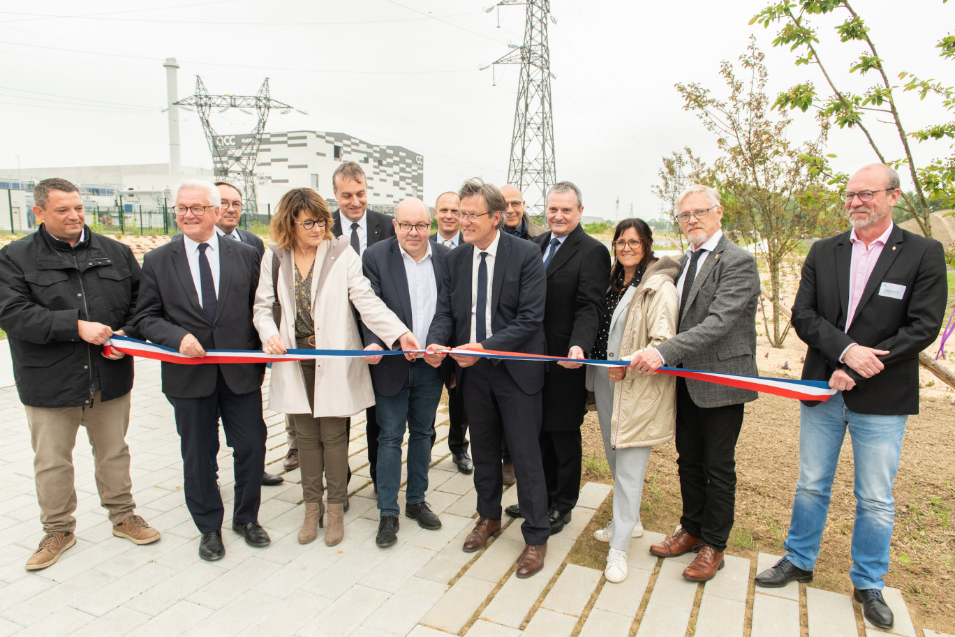 De gauche à droite (au 1er rang) : Arnaud Lecourieux, DGA et chef de projet FM du SIZIAF ; Jean-Claude Leroy, président du Conseil départemental du Pas-de-Calais ; Sabine Van Heghe, sénatrice du Pas de Calais ; Jean-Michel Dupont, maire de Douvrin ; André Kuchcinski, président du SIZIAF ;  Jacques Billant, Préfet du Pas-de-Calais ; Cathy Apourceau Poly, sénatrice du Pas-De-Calais ; et Stéphane Poulet, vice-président du SIZIAF. 