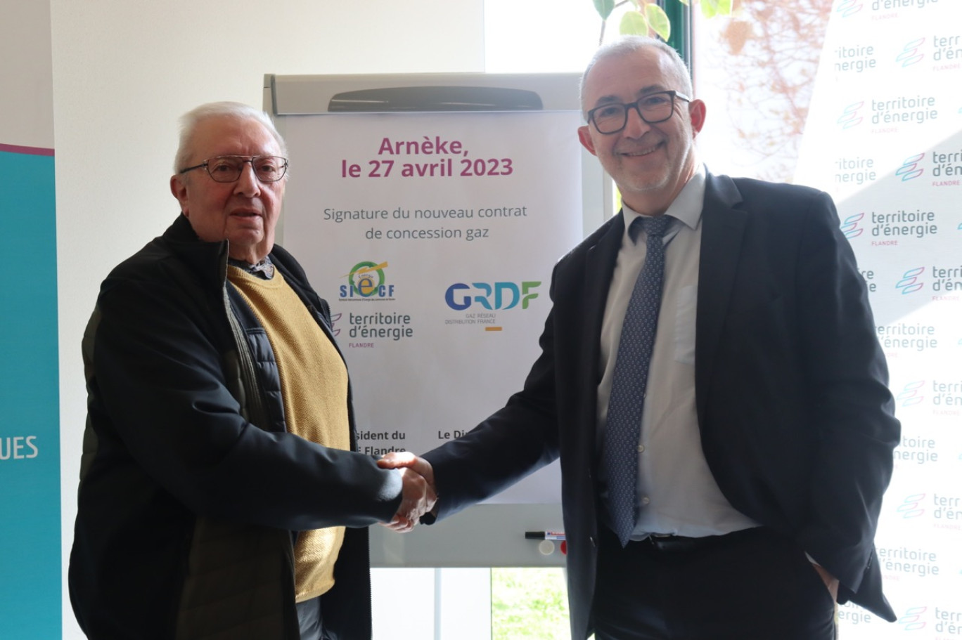 Michel Decool, président du SIECF TE Flandre (à g.) et Frédéric Martin, directeur général adjoint de GRDF signent le contrat de concession à la mairie d’Arnèke. © Aletheia Press/E.Chombart