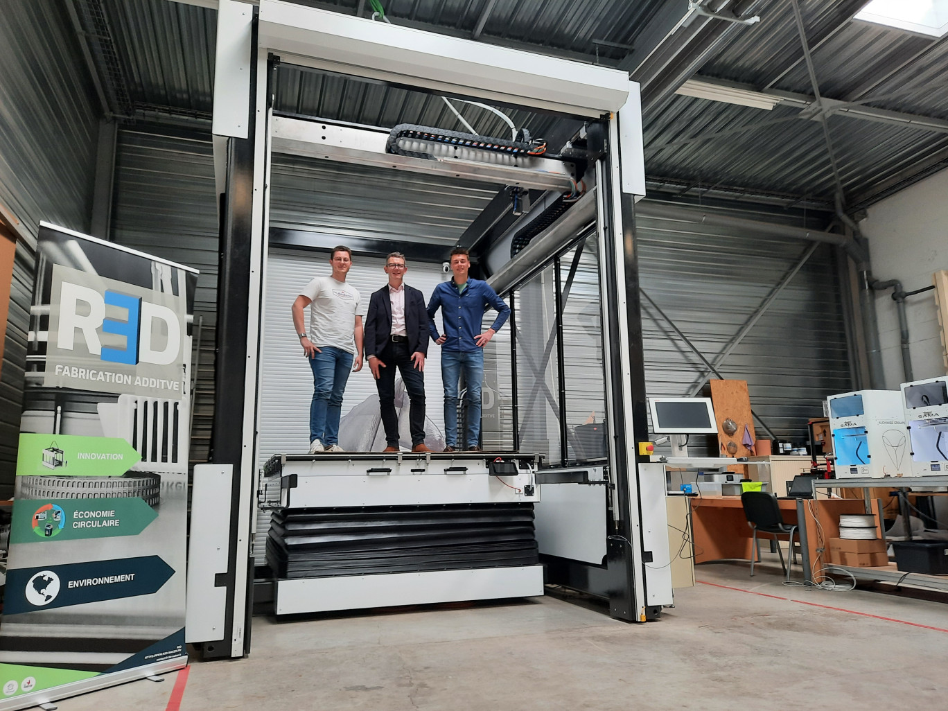 Les 3 salariés de l’entreprise R3D sont fiers d’accueillir dans leur atelier, la plus grande imprimante 3D plastique de l’Hexagone. © Aletheia Press/L.Péron