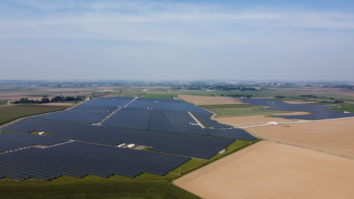 Le parc photovoltaïque développé sur une ancienne base de l’Otan, à Niergnies près de Cambrai. © Sun'R Power