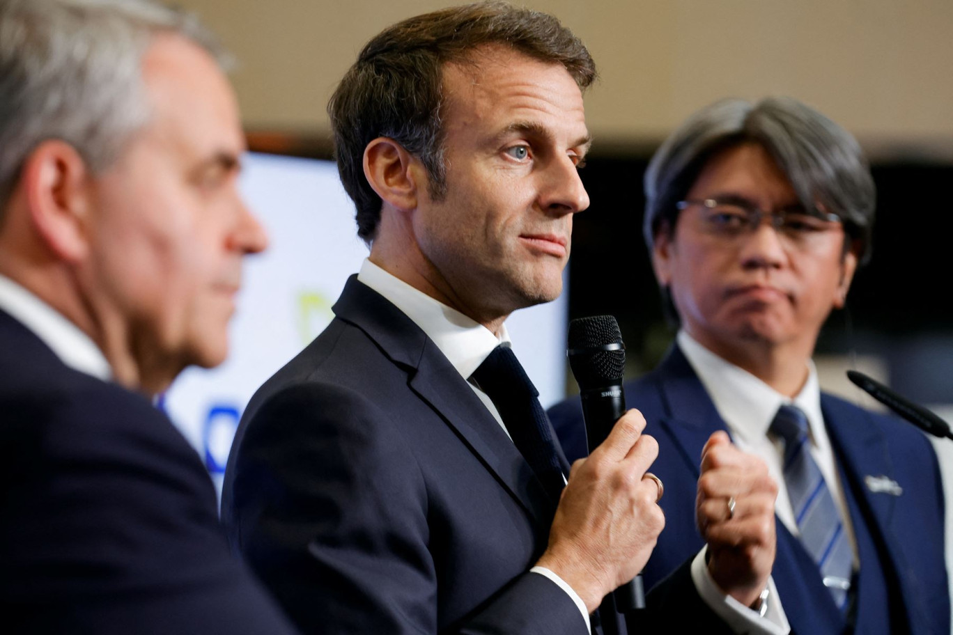Emmanuel Macron entouré de Xavier Bertrand, président de Région, et du CEO de Prologium, Vincent Yang. © Pascal Rossignol-Pool-AFP