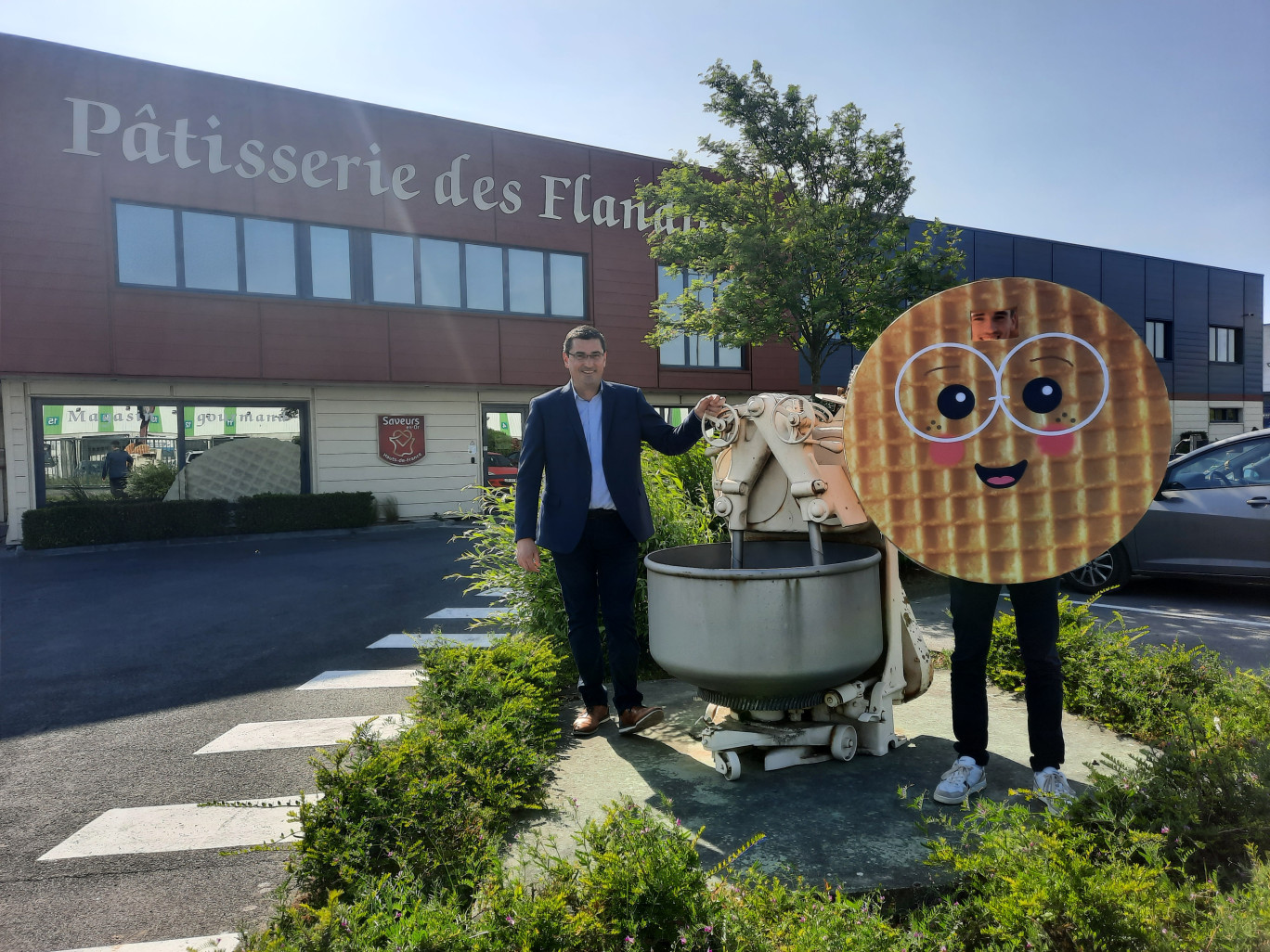 Antoine Rousseau, dirigeant de la Pâtisserie des Flandres, en compagnie de la mascotte de l’entreprise. © Aletheia Press/L.Péron