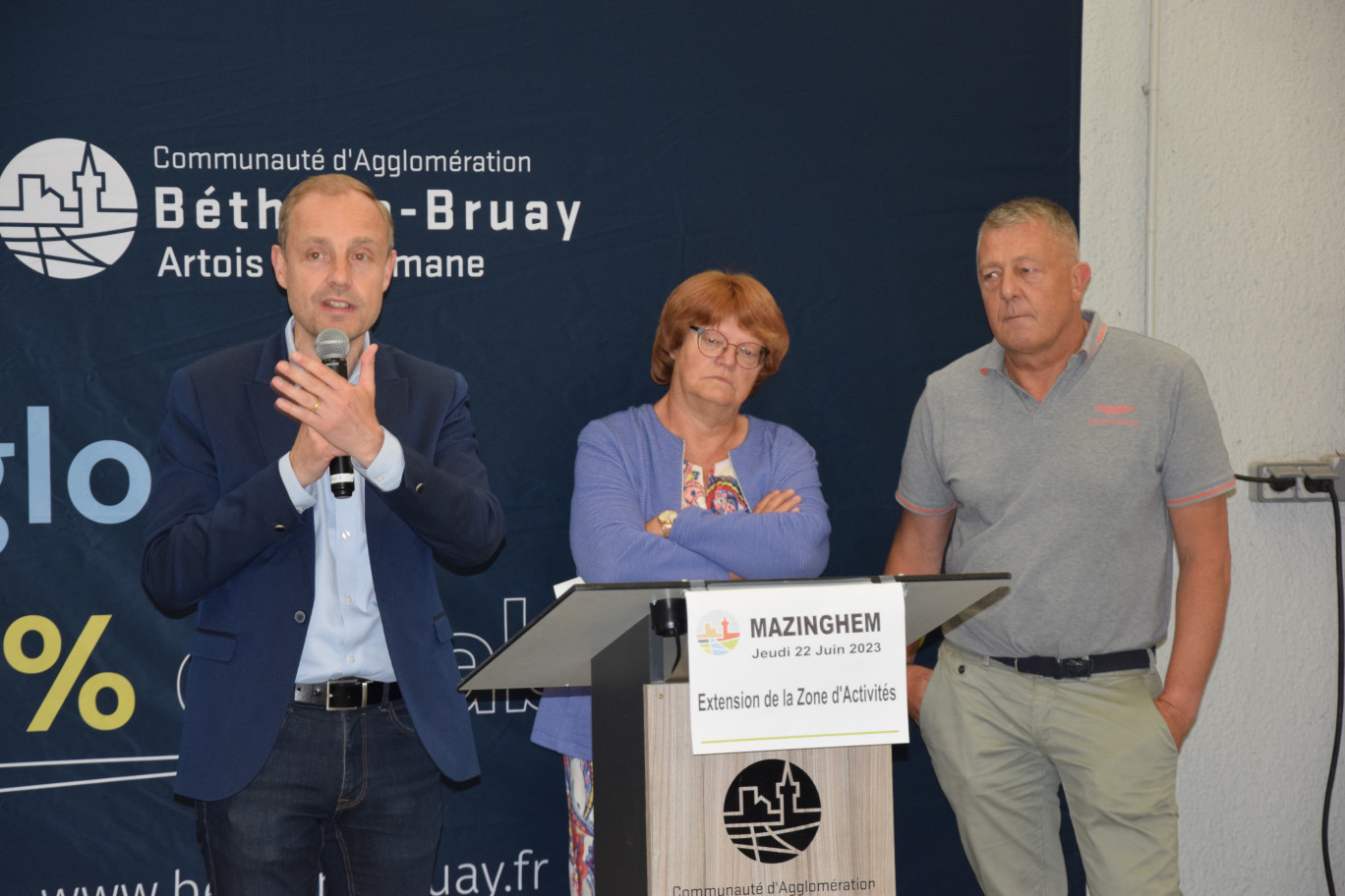 De gauche à droite : Olivier Gacquerre, président de la Communauté d'Agglomération Béthune-Bruay, Artois Lys Romane, Claudette Matton, maire de Mazinghem, et Christian Becquart, gérant de la société Nestier. 