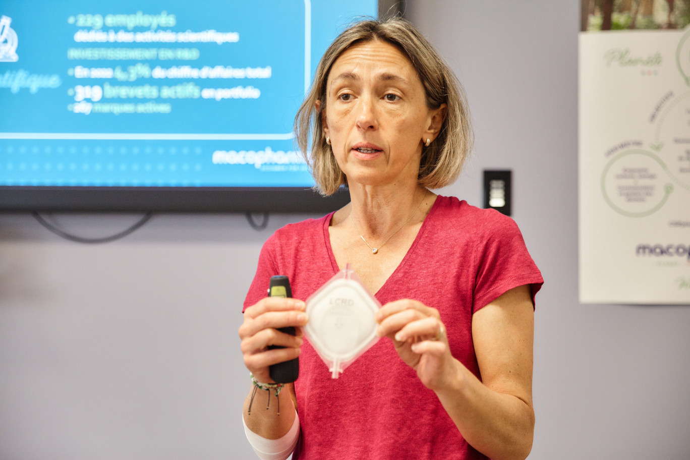 Caroline Hernu, directrice générale de Macopharma, présente un filtre souple produit à Tourcoing. © Lena Heleta