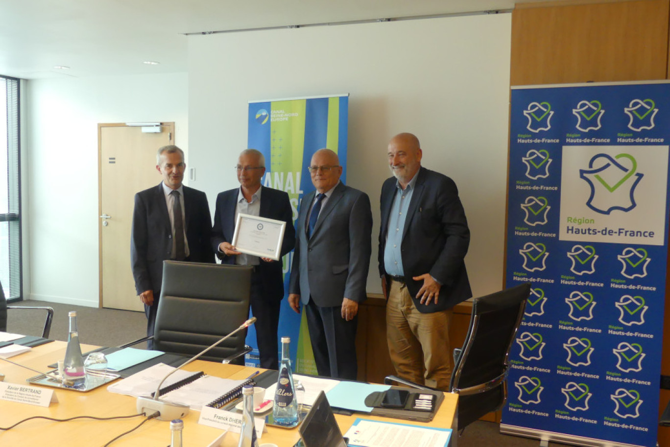 De gauche à droite : Jérôme Dezobry, président du directoire de la SCSNE, Patrick Nossent, président de CERTIVEA, Pr Peter Balasz coordonnateur européen du Corridor Mer du Nord-Méditerranée, et Franck Dhersin vice-président de la Région Hauts-de-France et membre du Conseil de surveillance.