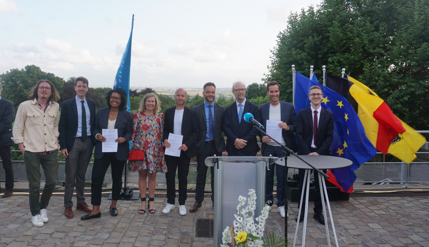 De g. à dr., Julien Nicolas (Head of International - EuraTechnologies), Etienne Westphal (Secrétaire Général - EuraTechnologies), Koussée Vaneecke (Présidente - EuraTechnologies), Ingrid Nenczl (Responsable Communication - LRM), Roel Mentens (Lead Corda INCubator), Matthieu Barlet (Directeur des Programmes - EuraTechnologies), Jan Wauters (Flanders Investment & Trade), Marc Beenders (Senior Corporate Community Manager LSU) et Willem-Frederik Vander Poorte (Head of FIT's Economic and Commercial Delegation of Flanders in Lille