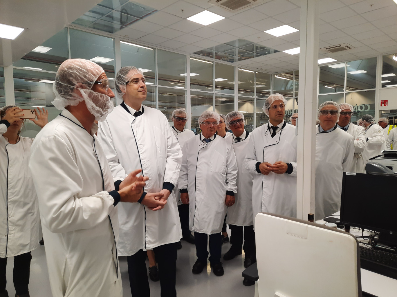 Olivier Becht a démarré sa journée caudrésienne par la visite de l’usine l’Oréal, spécialisée dans la fabrication des émulsions soin et fonds de teint pour la Division Luxe du Groupe. (© Aletheia Press / L.Péron)