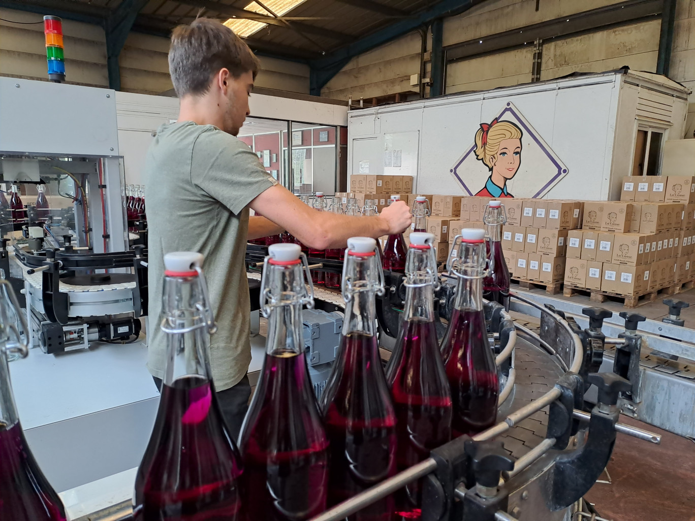 Au total, plus de 6 000 bouteilles sont produites par jour. © Aletheia Press/L.Saleur