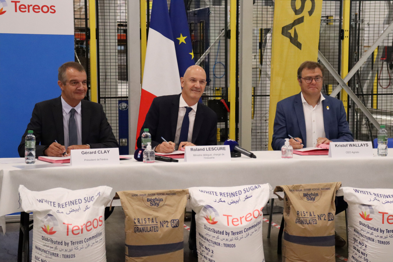 Gérard Clay, président de Tereos, Roland Lescure, ministre délégué chargé de l’Industrie et Kristof Wallays, CEO Agristo, signent l’accord de reprise. © Aletheia Press/E.Chombart