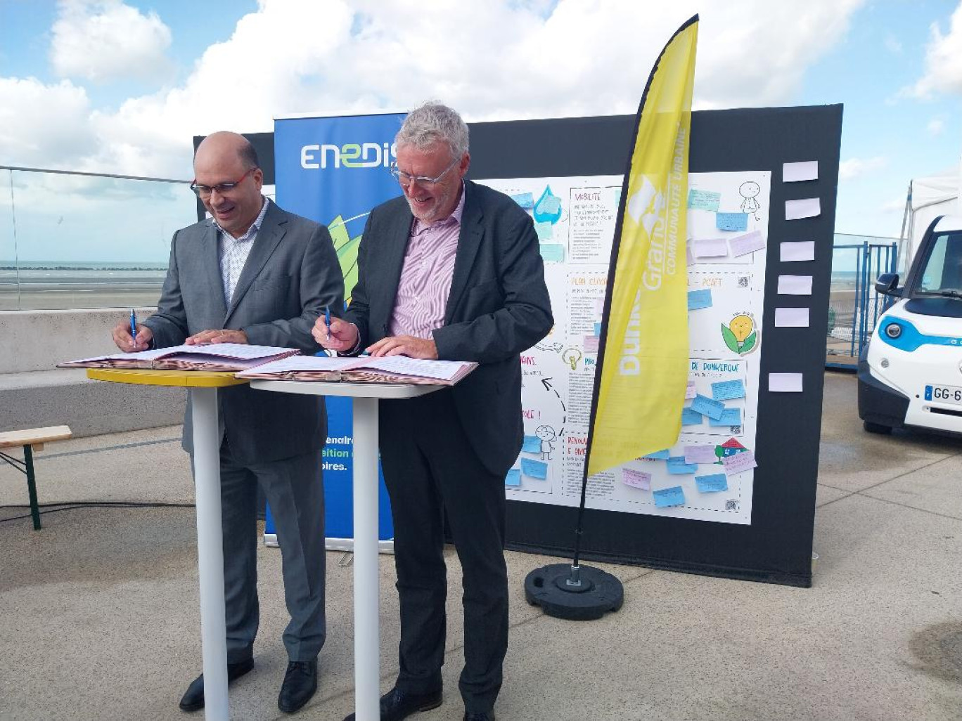 Jean-Lorain Genty directeur régional d'Enedis et Jean-François Montagne, vice-président de la Communauté urbaine signent la charte de partenariat.