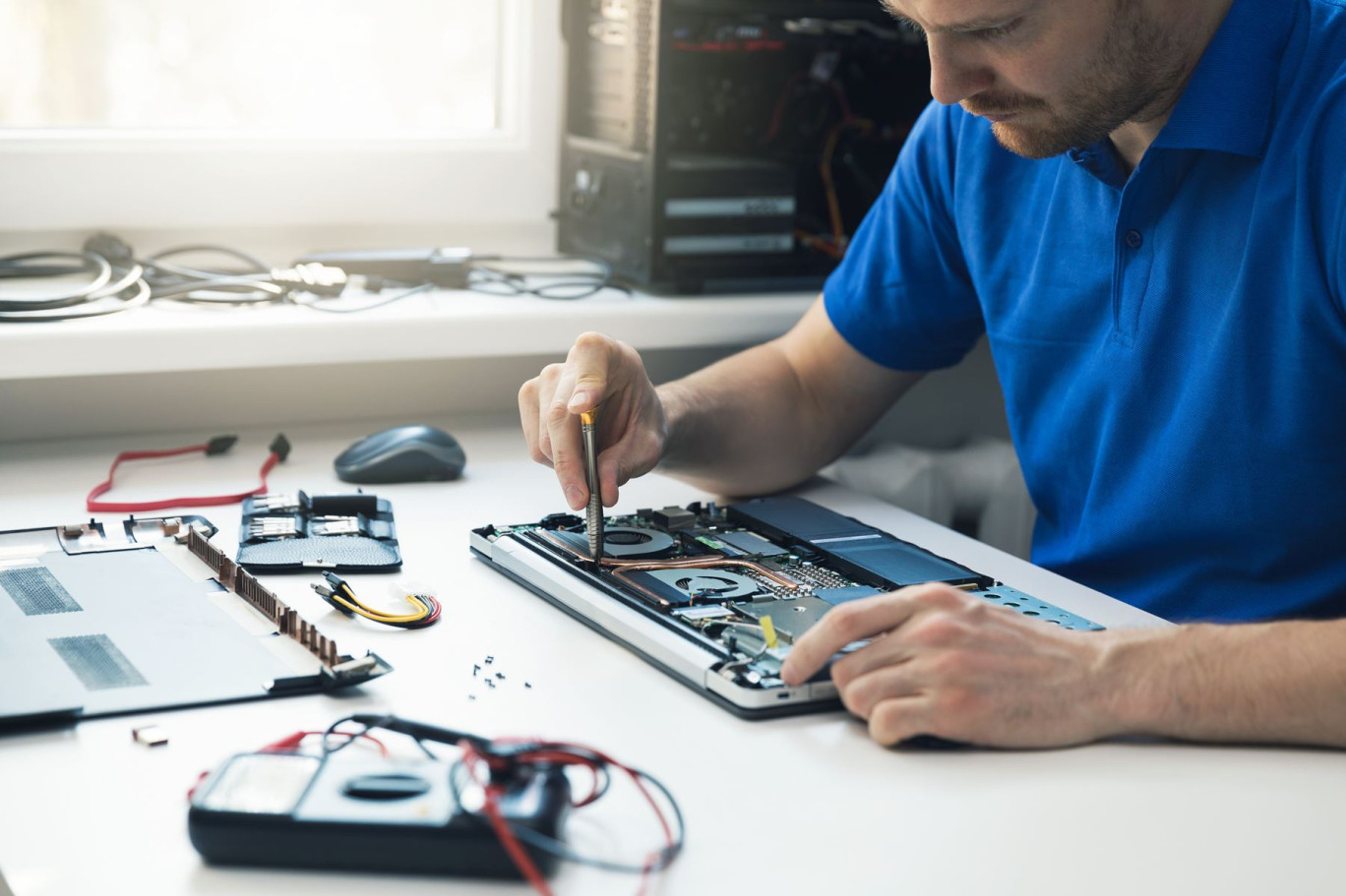 Le futur appel à projets vise, entre autres, à développer la réparation, le réemploi et le reconditionnement du matériel informatique. © ronstik