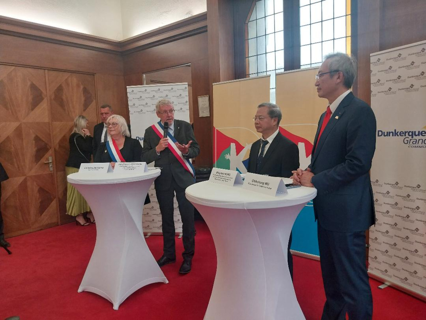 Jean-François Montagne, vice-président de la CUD et Christine Decodts, députée du Nord, ont accueilli une délégation taïwanaise à Dunkerque.