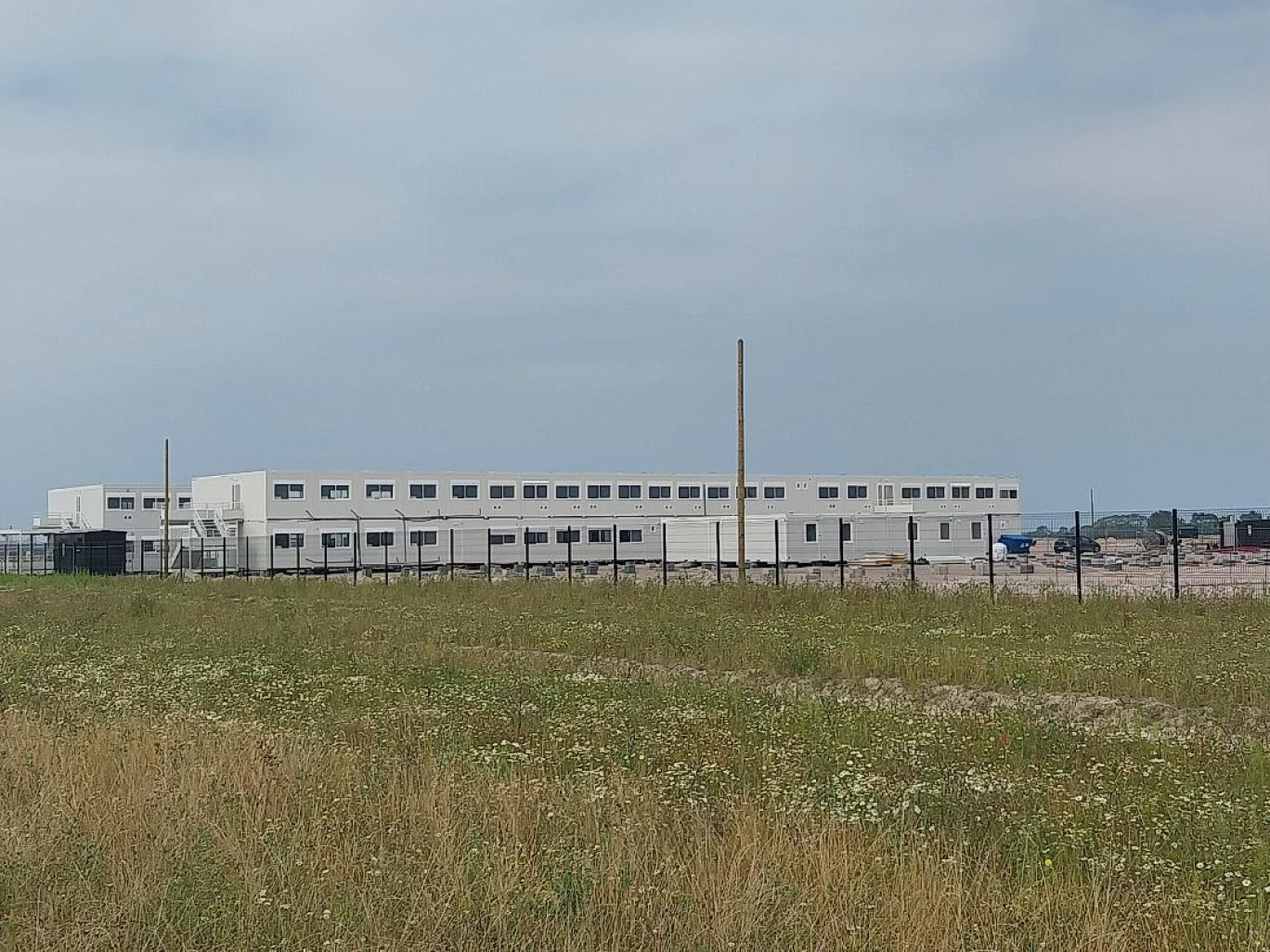 Sur la zone «Grandes Industries» du port de Dunkerque, 300 préfabriqués ont été installés durant l'été. Ils accueilleront la base de vie du chantier de construction de l'usine Verkor qui doit démarrer en septembre. 