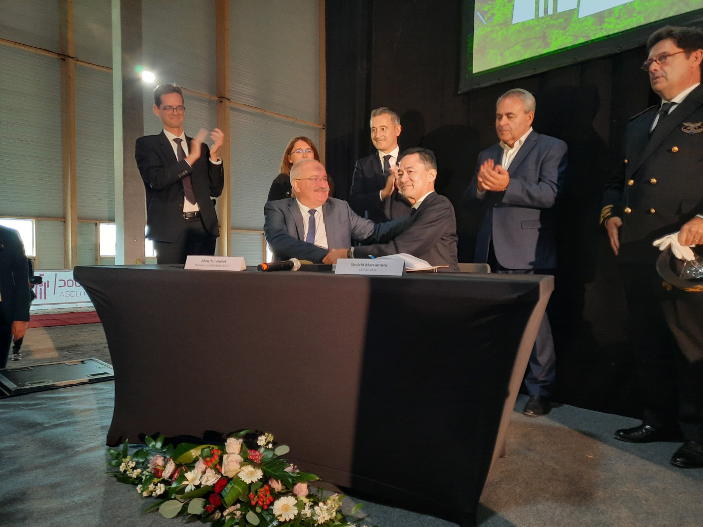 Le 26 septembre dernier, Christian Poiret, président de Douaisis Agglo a signé avec Shoichi Matsumoto, CEO d’Envision AESC, l’acte de vente des terrains situés à Lambres-lez-Douai. © Aletheia Press /L.Péron  