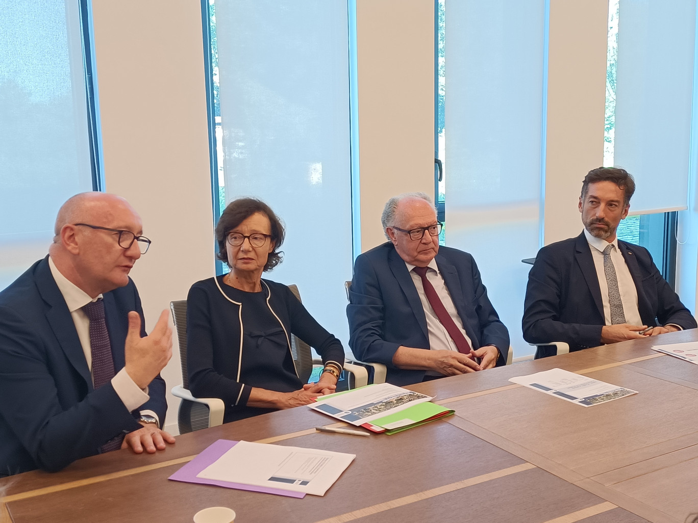 De gauche à droite : Jean-François Campion, directeur général de Maisons & Cités, Anne-Sophie Grave, présidente du directoire de CDC Habitat, Jean-Marie Alexandre, président de l’Épinorpa, et Frédéric Chéreau, président de Maisons & Cités.