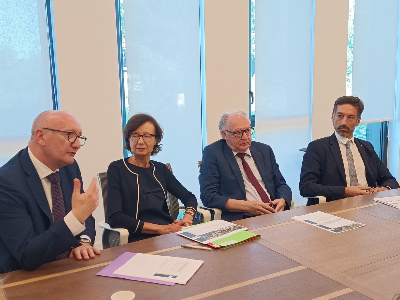 De gauche à droite : Jean-François Campion, directeur général de Maisons & Cités, Anne-Sophie Grave, présidente du directoire de CDC Habitat, Jean-Marie Alexandre, président de l’Épinorpa, et Frédéric Chéreau, président de Maisons & Cités. 