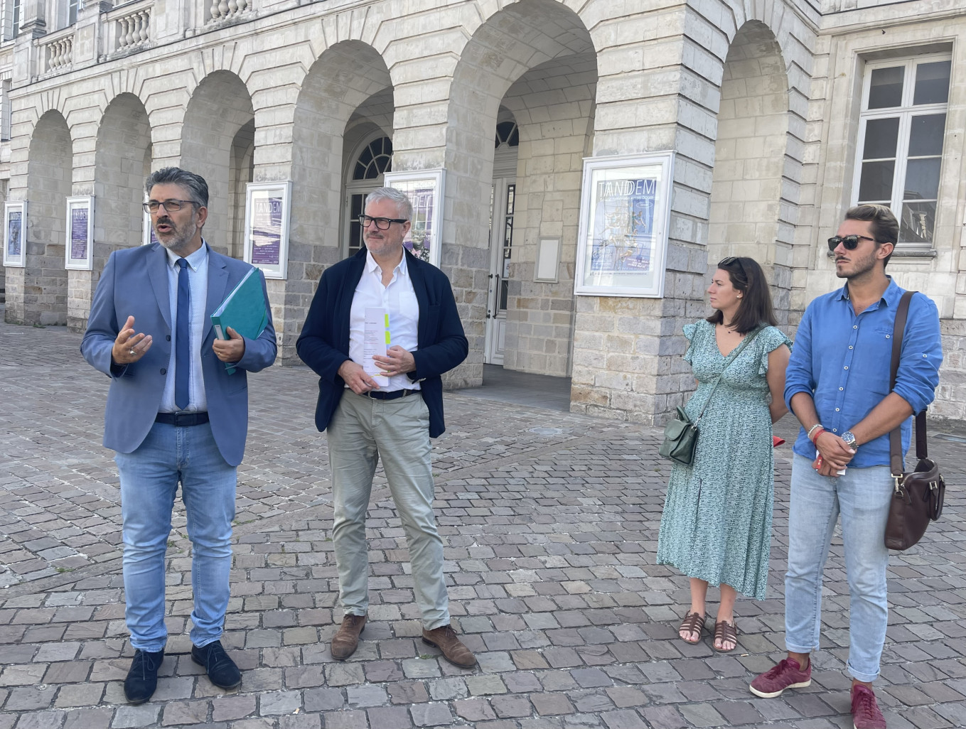 Lors d’une balade presse avec les élus et les techniciens de la ville (de gauche à droite) : Jean-Pierre Ferri, adjoint à la cohésion sociale, territoriale et logement, de l'insertion sociale et professionnelle, David Bourgeois, adjoint à l'urbanisme, au commerce, à l'artisanat, aux services et aux professions libérales, Lucie Wodecki, directrice du Commerce, et Maximilien Dumoulin, directeur de la Cohérence et de la qualité du projet urbain. 