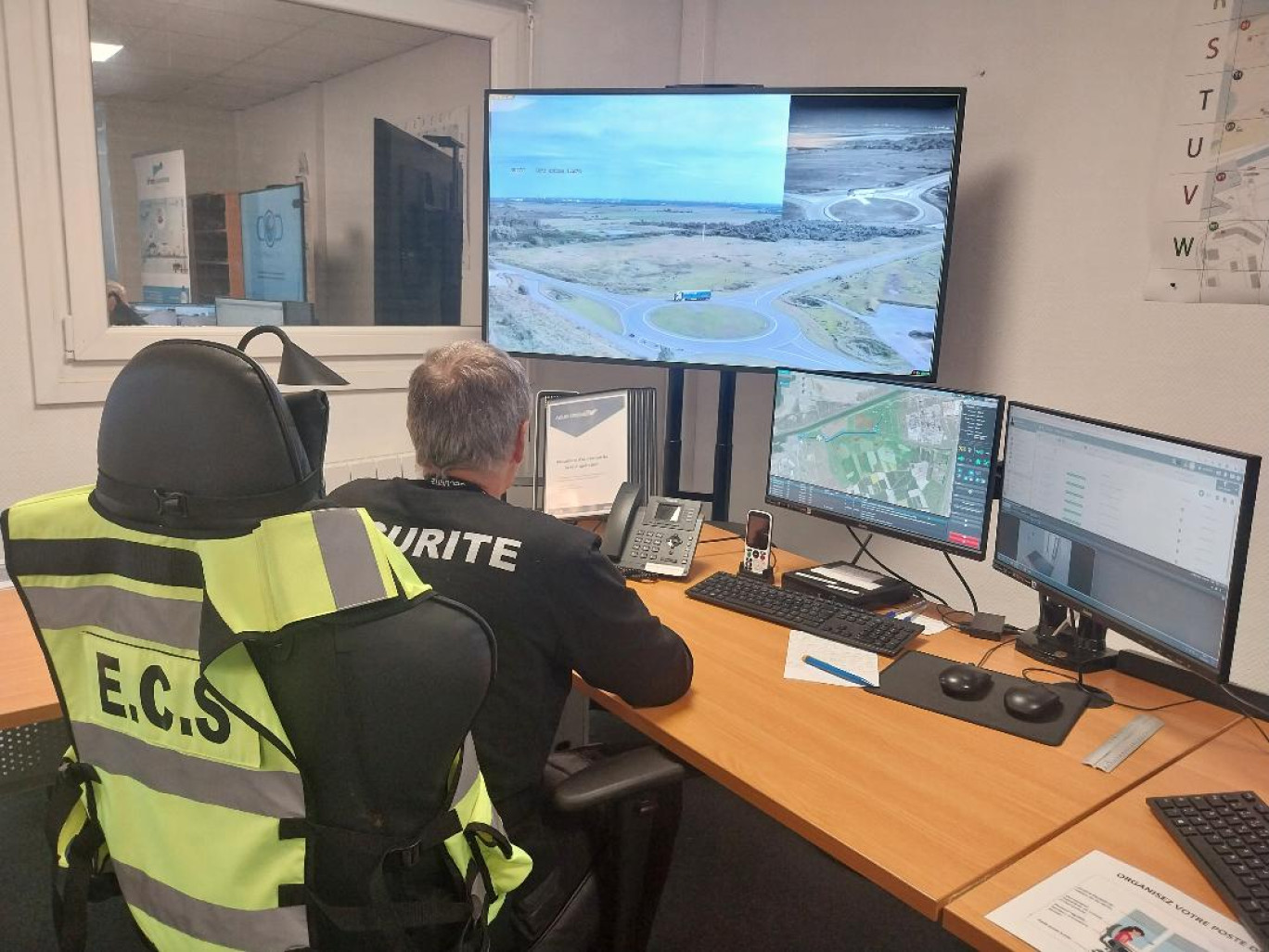 Les images envoyées par le drone autonome sont exploitées par un agent de sécurité depuis le centre d'exploitation d'Eamus Cork.
