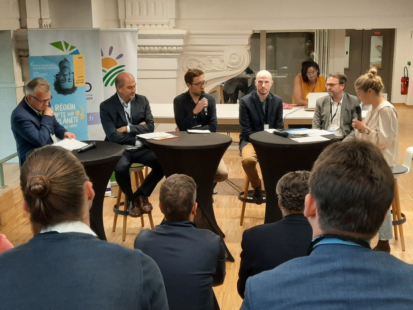 De g. à dr. : Christian Leroy, président de la Communauté de communes du Pays de Lumbres, Laurent Fischer, directeur général des Cartonneries de Gondardennes, Guillaume Jourdain, directeur général de Croc la Vie, François Humbert, ingénieur économie circulaire Ademe, Benoit Vantourout, fondateur et président de LER. © Aletheia Press/L.Péron)