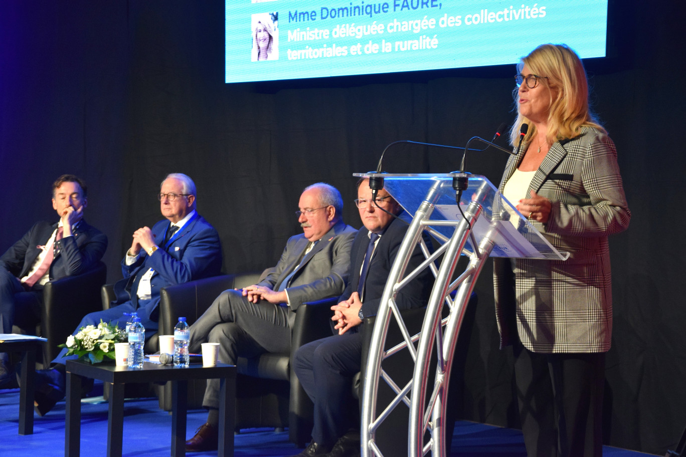 De gauche à droite : Frédéric Chéreau, maire de Douai ; Bernard Gérard, président de l’Association des Maires du Nord ; Christian Poiret, président du Département du Nord ; Arnaud Decagny, vice-président du Conseil Régional des Hauts-de-France ; et Dominique Faure, ministre déléguée chargée des Collectivités territoriales et de la Ruralité.