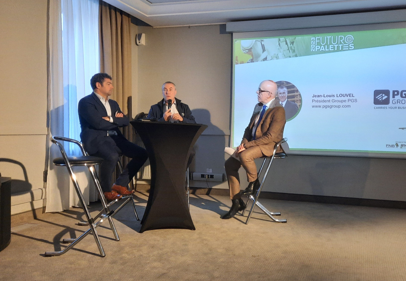 De dr. à g. Christophe Beneton, président du Groupe Enviris, Jean-Louis Louvel, président de PGS Group et le présentateur de l’événement. 