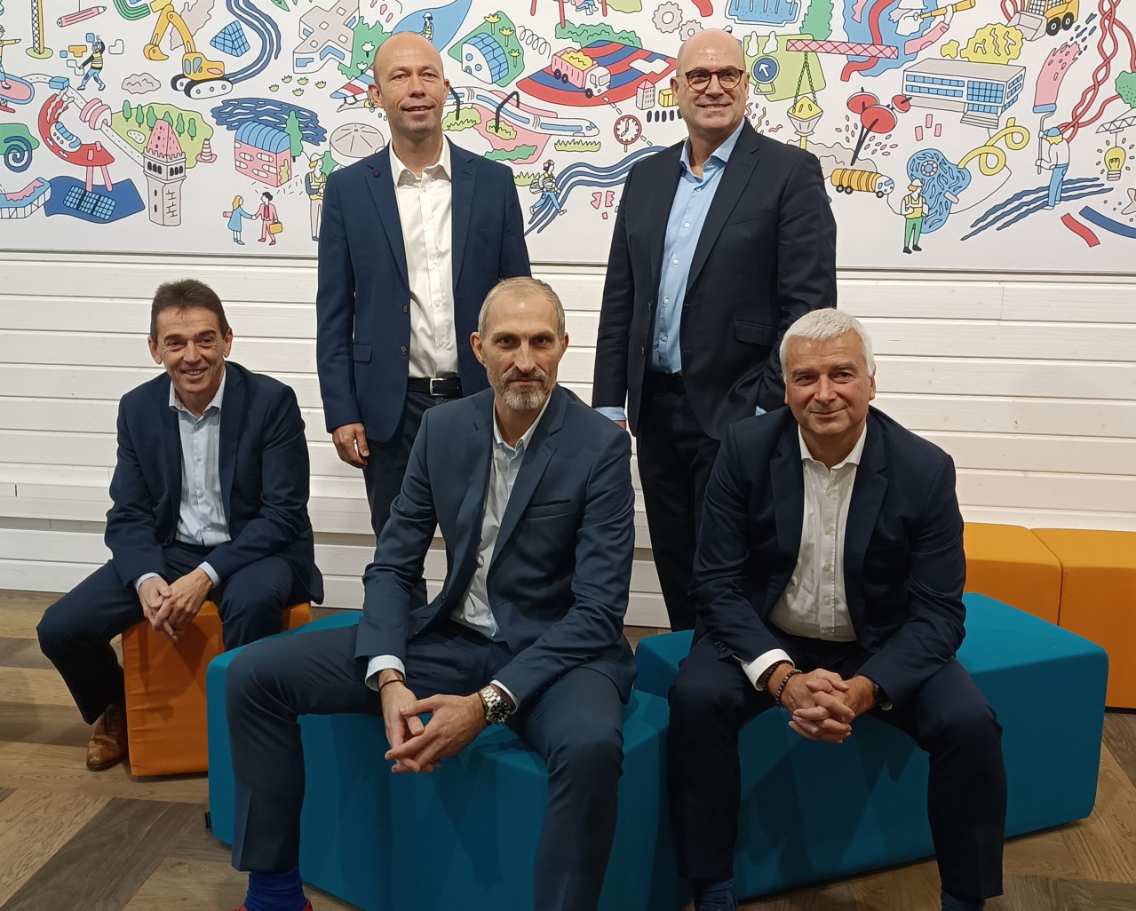 Matthieu Ramery (debout à gauche), président du groupe Ramery, et ses directeurs généraux (de gauche à droite), Olivier Romain, Jérôme Boudier, Laurent Gibello et Pascal Foulon.