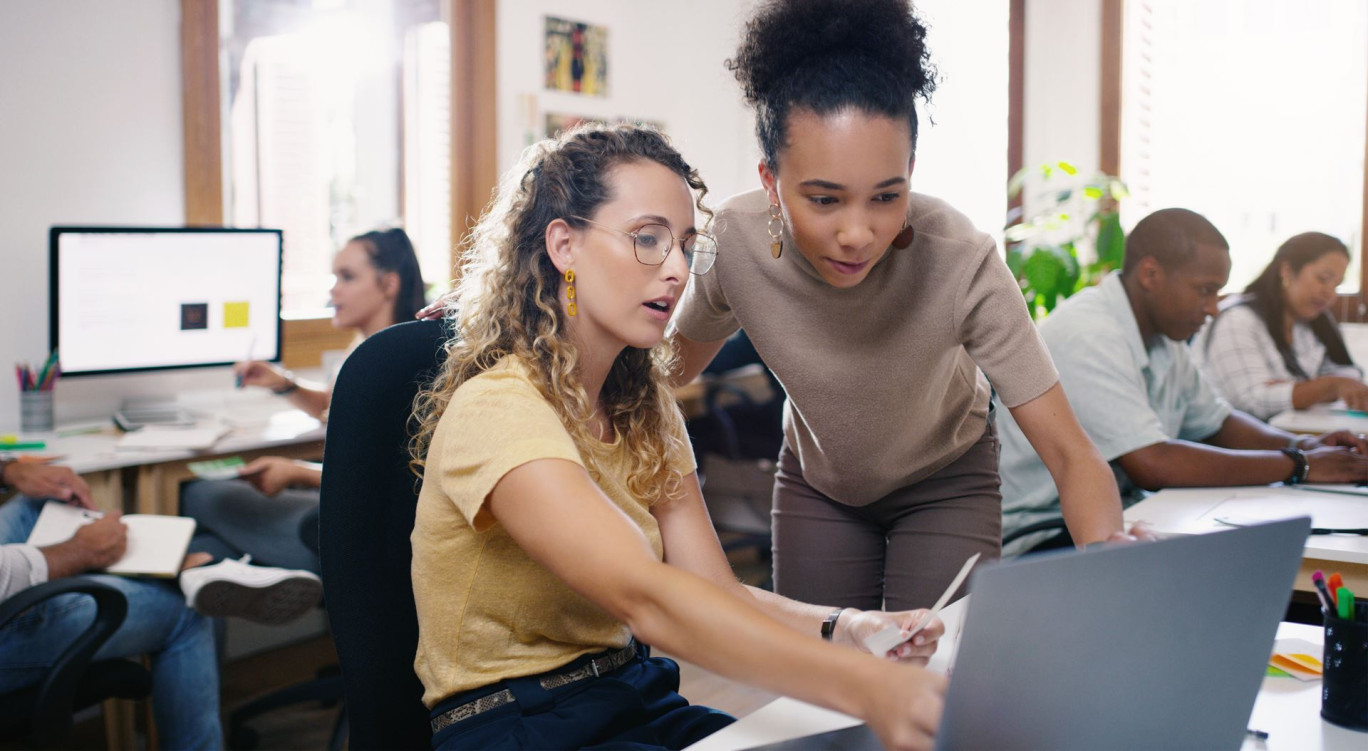 69% des salariés ont le sentiment que les plus jeunes sont moins motivés et investis dans leur travail que l’ensemble des Français. © K Louw-peopleimages.com