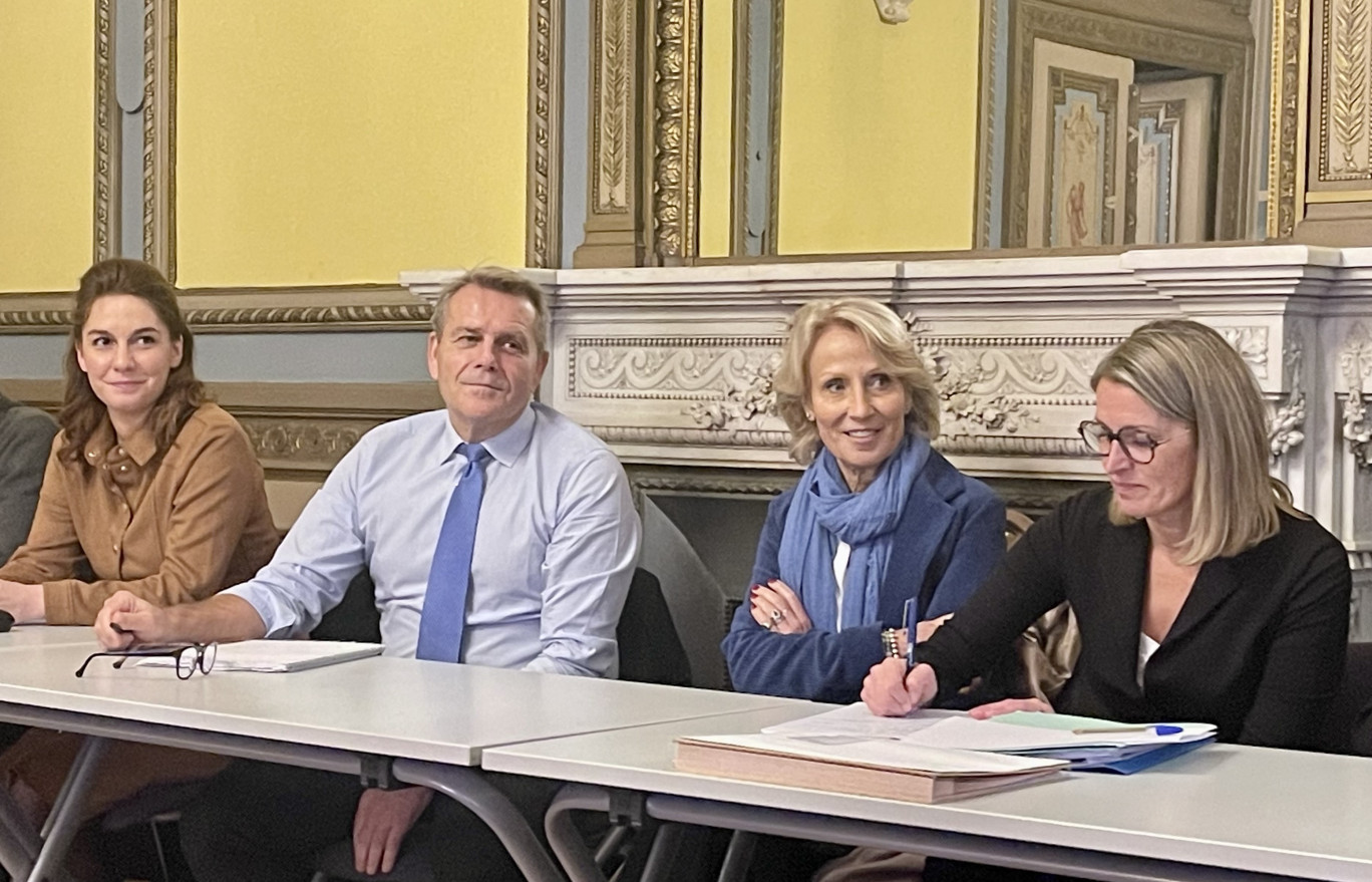 Lors de l’assemblée générale (de gauche à droite) : Florence Neghli-Ricart, ancienne directrice d’Initiative Grand Arras, Pierre Lobry, président, Nathalie Gheerbrant, vice-présidente (Développement économique, emploi, formation & insertion) de la CUA, et Céline Raimond-Savary, nouvelle directrice.